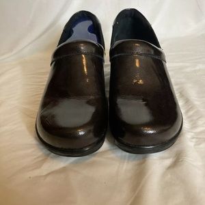 Klogs Footwear Women's Portland Closed-Back Clog Color TURF APACHE, 7M